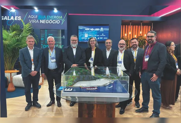 Simon Turner, Falconer, Hugo Marques, Selma, Ícaro Gomes, Sena, Hallan Fraga e Sidequersky e a maquete do porto