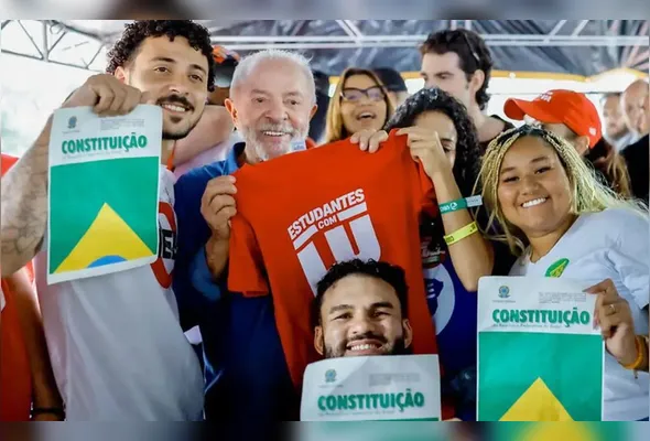 Lula afirmou que serão depositados R$ 700 todo mês, por dez meses