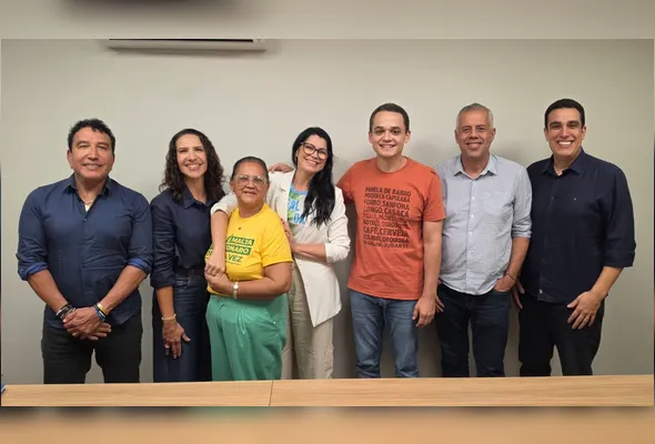 Magno Malta e Lorenzo Pazolini entre Bispa Eliane Leal, Maguinha Malta, Evair de Melo e Erick Musso