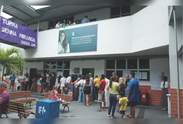 Fila em local de votação em Vitória