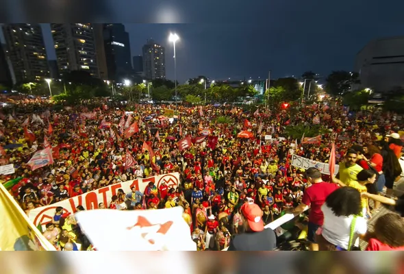 Ato começou por volta das 15h. Manifestantes seguiram até a Praça do Papa, na Enseada do Suá