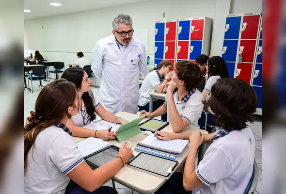 ESTUDANTES EM AULA: o professor observa e apoia os alunos na construção de planejamentos