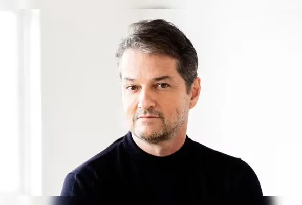 Marcelo Serrado mistura confissão, sátira e improviso para conduzir o público por uma divertida jornada no teatro