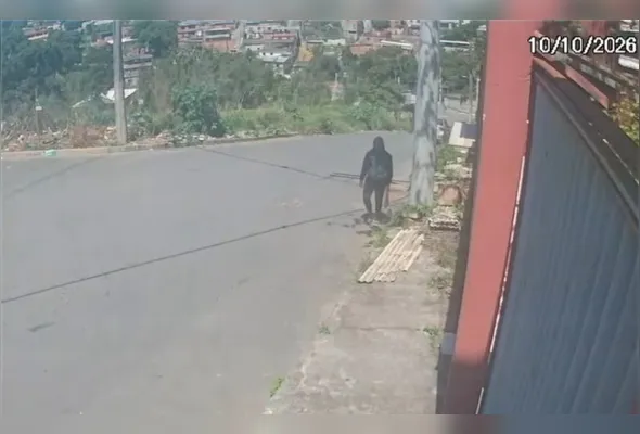 Câmera de videomonitoramento mostra o suspeito de efetuar os disparos, que estava encapuzado mesmo sob forte sol