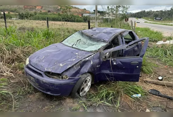 Condutor seguia em alta velocidade após sair de uma festa, rompeu uma cerca e saiu da pista