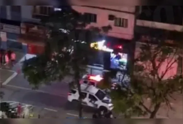Os disparos quebraram a vidraça e a porta de vidro do comércio.