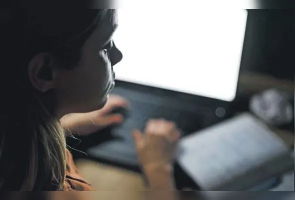Mulheres pesquisam em redes sociais e utilizam tecnologias e ferramentas que buscam antecedentes criminais