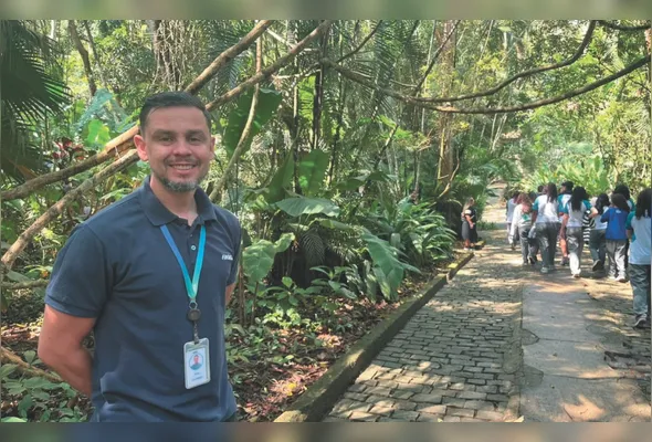 O professor de História Diego Novaes visitou o Museu de Biologia Professor Mello Leitão com seus alunos
