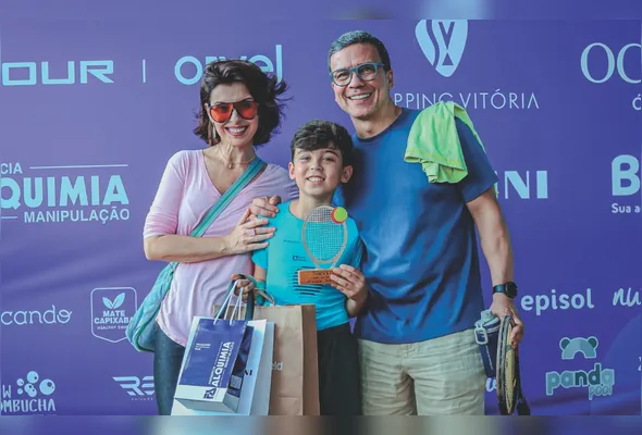 Ian Boone, de 9 anos, ao lado dos pais, celebrando sua última conquista