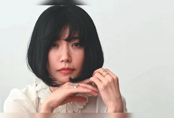 Mieko Kawakami é vencedora do Prêmio Yomiuri de Literatura e autora de “Peitos e Ovos”