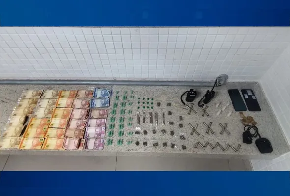 Ação no bairro Romão terminou com apreensão de drogas, dinheiro e uma motocicleta com sinal de furto/roubo em Vitória.