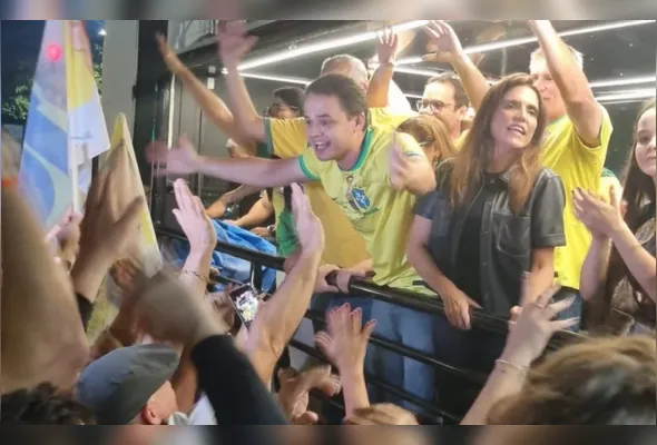 Lorenzo Pazolini comemora com apoiadores
