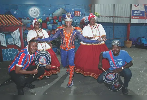Alessander Constantino,  rei de bateria da Pega no Samba, com integrantes da escola: presença garantida