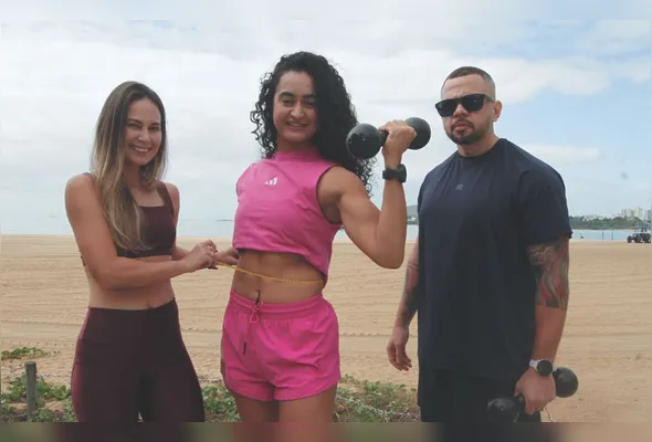Rose Siqueira entre a nutricionista Thais Cortelete e o educador físico Rafael Alves