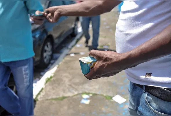 Entrega de santinho durante período de campanha eleitoral
