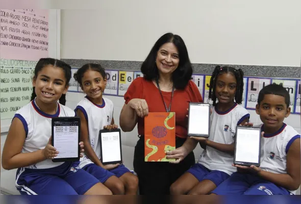 A professora Ana Cristina Rangel com os alunos Luna, Eloah, Talya  e Lucas: leitura gravada ajuda em avaliação
