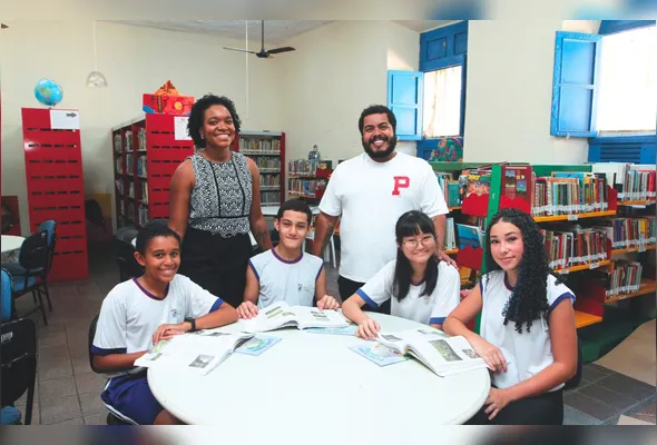 Os professores Ludmila dos Santos e Bruno Reis com os alunos Gabriel, Pedro, Isabela  e Bianca: finalistas