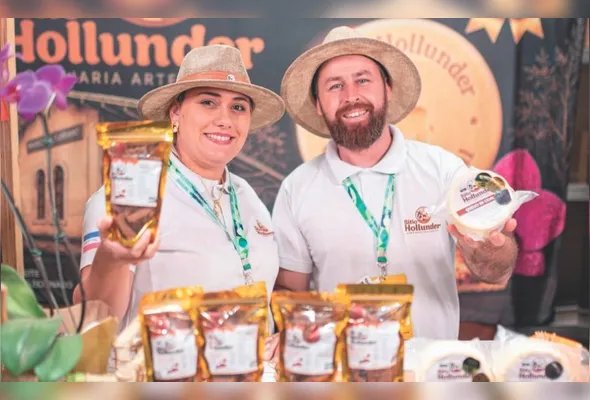 Daniela e o marido Anderson com os produtos
