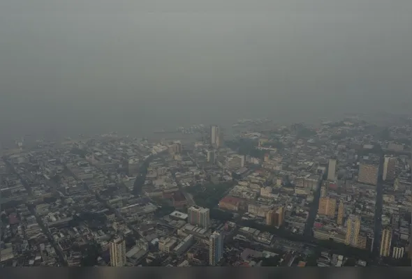 A cidade de Manaus amanheceu neste sabado (10) coberta por uma densa camada de fumaca pelo terceiro dia seguido em decorrencia das queimadas na regiao da Amazonia brasileira, fazendo com que a qualidade do ar seja classificada como pessima segundo dados do IQAir