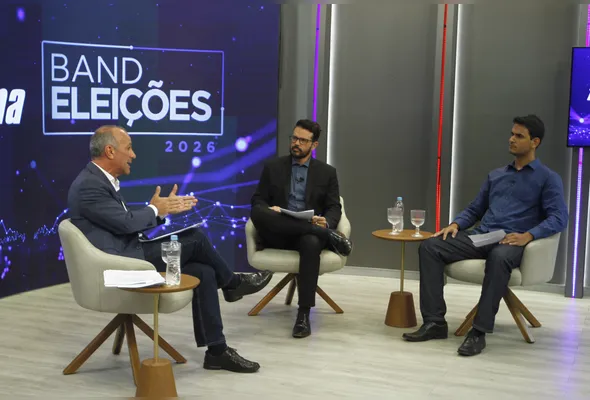 Helder Salomão durante entrevista na TV Tribuna/Band, acompanhado de George Bitti e Eduardo Maia