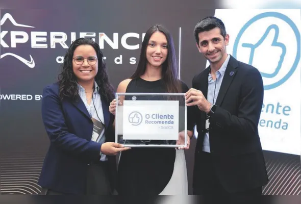 Luiza Lobato (centro) com Brenda Christo e Tiago Serrano em premiação