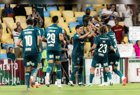Savarino deu um show na vitória do Flu e comemora com os companheiros
