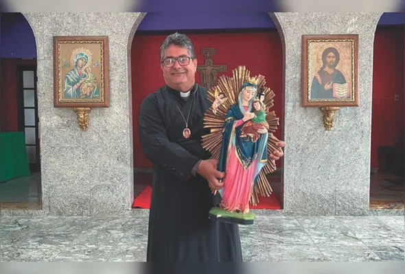 Padre Elieser Correia, pároco da Paróquia Santo Expedito, em Nova Almeida, na Serra