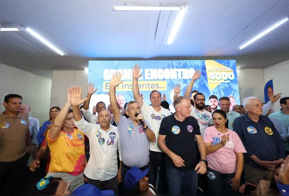 Dr. Victor Linhalis ao lado de Renato Casagrande e outros aliados
