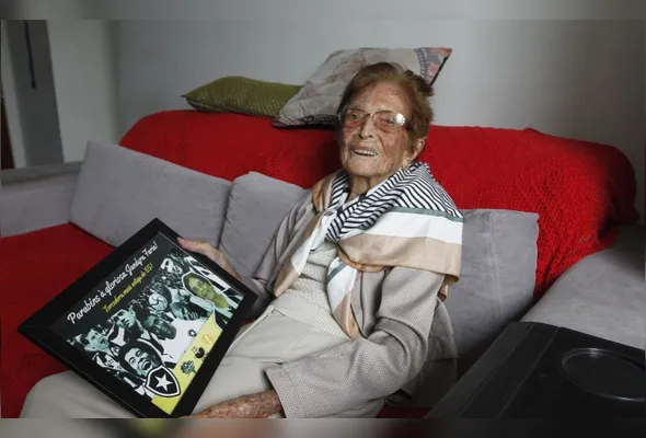 Torcedora do Botafogo, Jandyra Faria nasceu em Ibiraçu. No destaque, ela  comemora o  aniversário 
de 100 anos