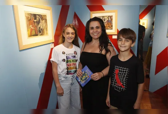 Mariana Ronconi Corbelari levou os filhos Liz, 11 anos, e Matheus, 9 anos, para conferir a exposição
