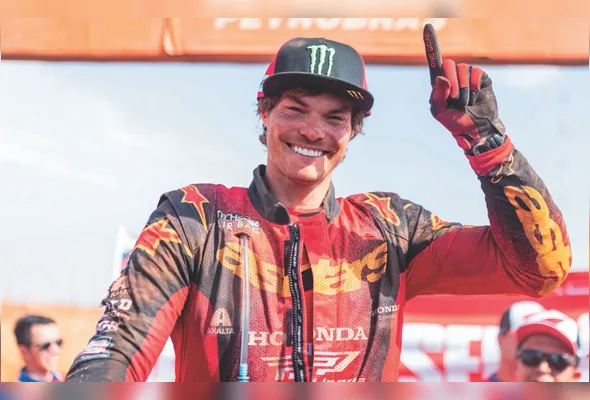 Bruno Crivilin comemora  a conquista inédita no Rally Sertões depois de sofrer um acidente e ser carregado