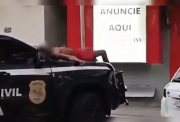 Homem foi flagrado dormindo sobre o capô de uma viatura da Polícia Civil em Anchieta