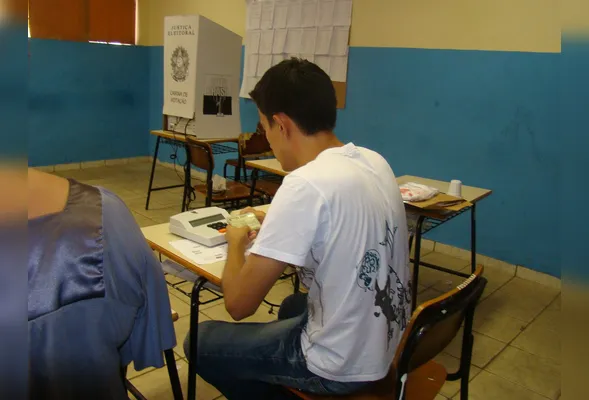 Mesário atuando em sessão durante a eleição