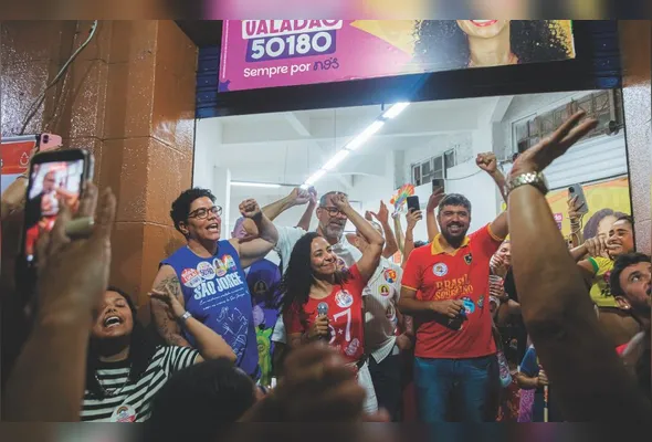 Camila Valadão, ao lado de apoiadores, afirmou que o partido ainda vai discutir internamente sua posição para o segundo turno no Espírito Santo