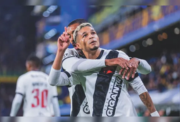Adson, do Vasco da Gama, comemora o seu gol na partida de ida entre Boca   Juniors e Vasco válida pelas semifinais da Copa Sul-Americana 2026, no Estádio La Bombonera, em Buenos Aires, na Argentina, na noite desta terça-feira (13)