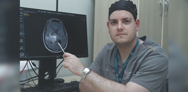 Cirurgia inédita retira tumor do cérebro com ajuda de IA