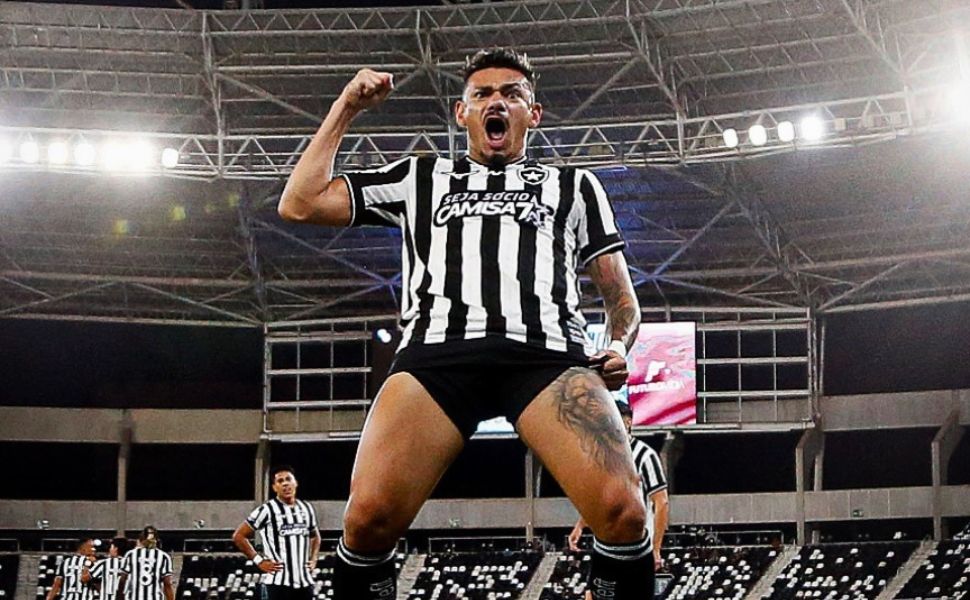 Botafogo bate Chapecoense na 1ª vitória de Tite