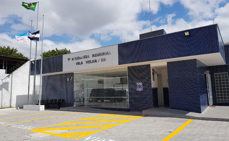 Pai é preso após filha relatar ter sido agredida com cabo de vassoura em Vila Velha