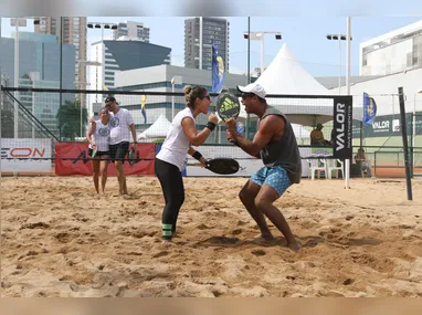 Vinisius e seu filho, Pablo Gianordoli, jogando beach tennis na praia