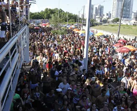 Imagem ilustrativa da imagem Bloco Kustelão faz 20 anos e arrasta multidão em Jardim Camburi