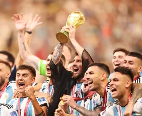 Imagem ilustrativa da imagem Seleção argentina desembarca em Buenos Aires com festa da torcida