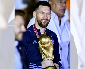 Imagem ilustrativa da imagem Messi publica foto dormindo ao lado da taça da Copa do Mundo. Confira