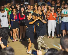 Imagem ilustrativa da imagem Forró atrai turistas do mundo inteiro para Itaúnas