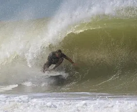 Imagem ilustrativa da imagem Caçadores de Destinos: lagoa gigante e praias com altas ondas em Linhares