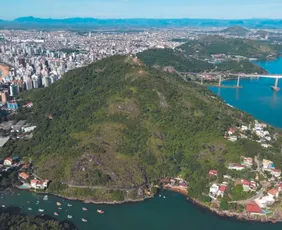 Imagem ilustrativa da imagem Vila Velha: Praias e ilhas paradisíacas em terra canela-verde