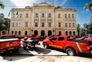 Imagem ilustrativa da imagem Governo de Pernambuco entrega novas viaturas e equipamentos para os Bombeiros