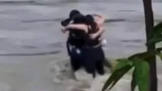 Imagem ilustrativa da imagem Três amigos se abraçam antes de serem arrastados por enchente na Itália. Veja vídeo