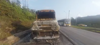 Imagem ilustrativa da imagem Caminhão pega fogo na manhã desta quarta na BR-101, no bairro do Ibura, no Recife