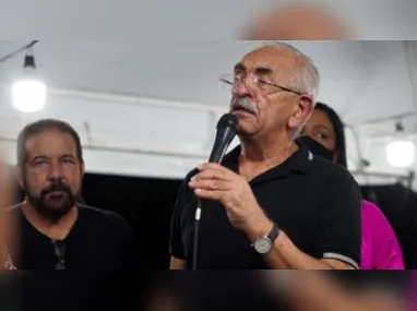 Prefeito João Campos (centro) se encontrou com a presidente do PT, Gleisi Hoffmann, e o presidente Lula no Palácio do Planalto, em Brasília