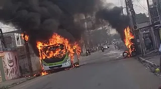 Imagem ilustrativa da imagem Após briga de trânsito, ônibus é incendiado em Olinda, no Grande Recife